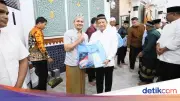 Tito Karnavian Salurkan Bantuan di Banda Aceh Usai Salat Subuh Ramadan