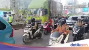Truk Tabrak Separator di Gatsu Arah Kuningan, Lalu Lintas Sempat Macet Parah