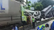 Truk Tronton Tabrak Separator Transjakarta di Gatot Subroto, Lalu Lintas Macet Parah
