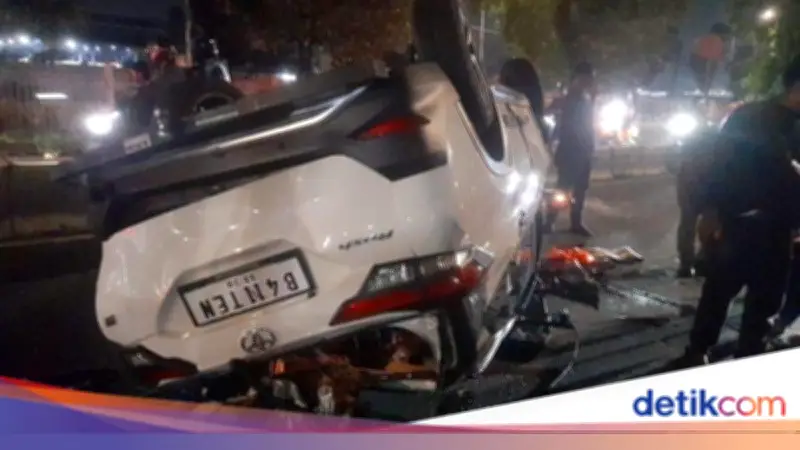 Kecelakaan Tunggal di Depan Lapas Cipinang, Mobil Putih Terbalik di Jatinegara