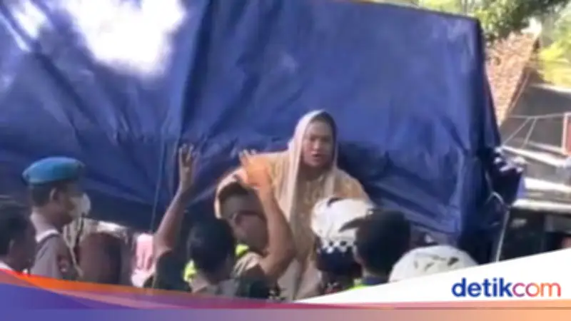 Wisatawan Anyer Protes Penutupan Jalan, Sempat Coba Terobos Jalur Polisi