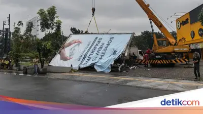 2 Reklame Raksasa di Buahbatu Bandung Tumbang Diterjang Hujan-Angin, Timpa 4 Kendaraan