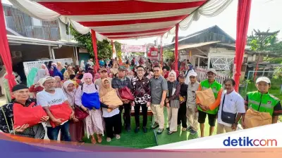 Andre Rosiade Bagikan 500 Paket Sembako untuk Warga Jati Padang Jelang Ramadan