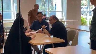 Anies Baswedan Kunjungi Andrie Yunus di RSCM, Titip Surat Penyemangat untuk Pejuang HAM