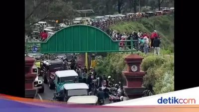 Antrean Jip Mengular di Gunung Bromo Saat Libur Lebaran 2026, Wisatawan Serbu Kawasan