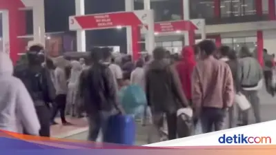 Antrean Panjang di SPBU Aceh, Warga Borong BBM dengan Jeriken