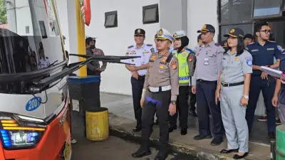 Awak Bus di Terminal Jatijajar Depok Diperiksa Kesehatan dan Tes Urine Jelang Mudik Lebaran