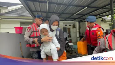 Banjir 1 Meter Rendam Ciledug, Brimob Evakuasi Anak-anak hingga Bayi Dwi Rahmawati
