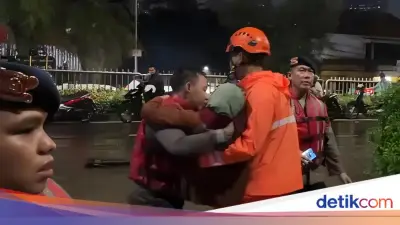 Banjir 1,7 Meter Rendam Pondok Karya Jaksel, Brimob Evakuasi Warga Terjebak
