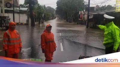 Banjir 60 Cm Rendam Jalan Meruya Jakbar, Lalu Lintas Lumpuh Total