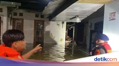 Banjir Ciracas Gagalkan Silaturahmi Lebaran, Warga Bersihkan Rumah dari Lumpur