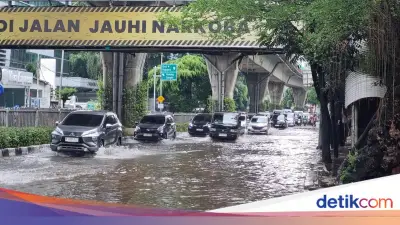 Banjir di Mampang Jaksel, Lalu Lintas Tersendat Akibat Genangan Air 30 Cm