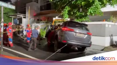Belajar Nyetir Berujung Petaka, Mobil Terperosok ke Got di Matraman Jaktim