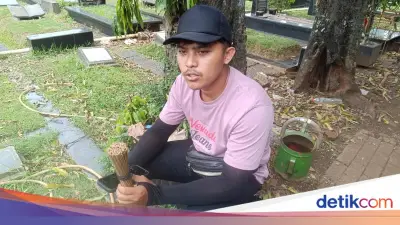 Berkah Lebaran di TPU Tanah Kusir: Kisah Rian Pembersih Makam yang Ikhlas