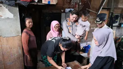 Bocah 4 Tahun Viral Jadi Pemulung, Polisi Antar Pulang ke Ibu di Sumedang