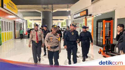 Brimob Polda Metro Jaya Amankan Stasiun Gambir Pasca Arus Balik Lebaran