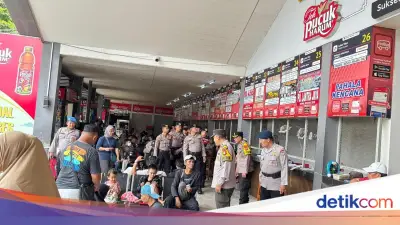 Brimob Polda Metro Patroli Terminal Kalideres Antisipasi Lonjakan Arus Balik Lebaran