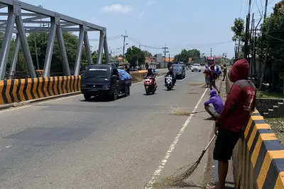 Bupati Indramayu Larang Lempar Uang di Jembatan Sewo Saat Arus Balik Lebaran 2026