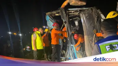 Bus Tabrak Mobil Mogok di Tol Brebes Usai Nyalip Lewat Bahu Jalan