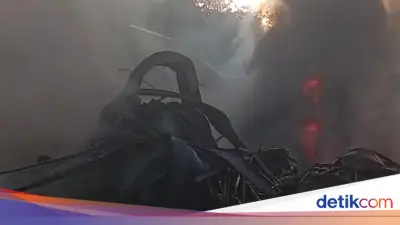 Damkar Bogor Ungkap Kendala Pemadaman Pabrik Terpal yang Terbakar di Gunung Putri