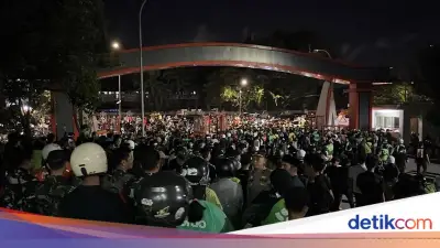 Demo Mahasiswa UNM Makassar Berakhir Ricuh, Ojol Jebol Pagar Kampus
