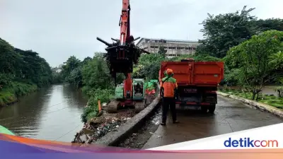 DLH DKI Tegaskan Mobil Sampah di TPU Tanah Kusir Tak Buang ke Sungai, Cuma Titik Transit