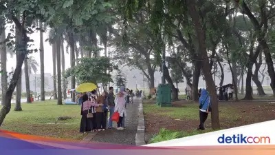 Gerimis Tak Halangi Warga Bekasi dan Pekalongan Nikmati Liburan di Monas