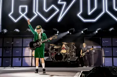 Gitaris AC/DC Stevie Young Dirawat di RS Buenos Aires Jelang Konser