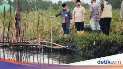 Gubernur Jateng Tinjau Tanggul Jebol di Pekalongan, Minta Penanganan Dikebut