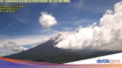 Gunung Semeru Erupsi Hari Ini dengan Awan Panas Guguran, Status Siaga Dipertahankan