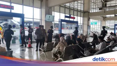 H+7 Lebaran, Brimob Polda Metro Jaga Keamanan Terminal Pulo Gebang Jakarta Timur
