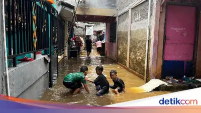 Hari Kedua Lebaran, Banjir Masih Melanda Permukiman Warga Ciracas Jakarta Timur