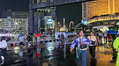 Hujan Deras Tak Halau Warga, Car Free Night Bundaran HI Ramai Malam Takbiran