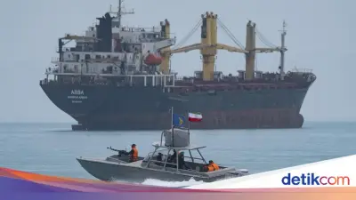 Iran Ancam Serang Kapal AS di Selat Hormuz dengan Rudal dan Drone