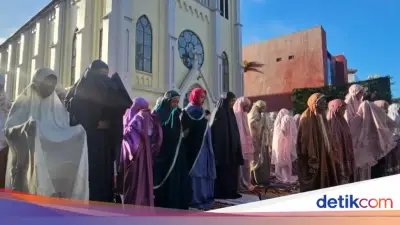 Jemaah Membeludak di Malang, Salat Idulfitri Merambah Pelataran Gereja