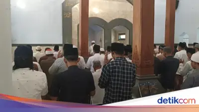 Jemaah Ponpes Al Khoiriyah Tulungagung Gelar Salat Idul Fitri Lebih Awal