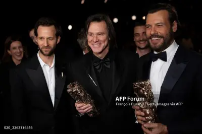 Jim Carrey Terima César Kehormatan di Paris, Penampilan Baru Jadi Sorotan