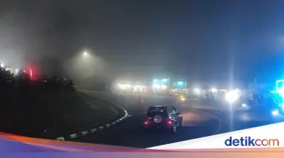 Kabut Tebal Selimuti Jalur Puncak di Arus Balik Lebaran, Pengendara Diimbau Waspada