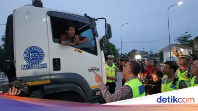 Kakorlantas Putarbalikkan Truk Sumbu 3 di Tol Pejagan Demi Arus Balik Lebaran