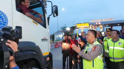 Kakorlantas Tegur Sopir Truk Sumbu Tiga di Tol Pejagan, Perintahkan Putar Balik