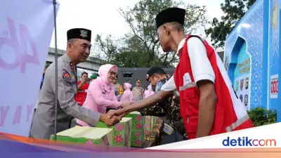 Kapolda Sumsel Cek Pos Pengamanan Operasi Ketupat 2026, Bagikan Takjil