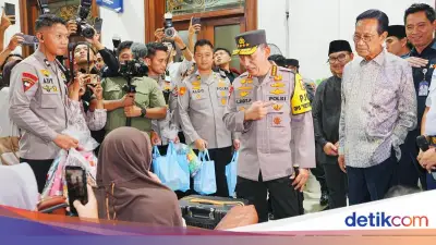 Kapolri Tinjau Kesiapan Mudik di Stasiun Tugu Yogyakarta, Bagikan Bingkisan