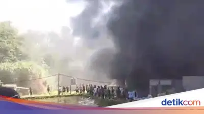 Kebakaran Hanguskan Pabrik Helm di Rumpin Bogor, Asap Hitam Membumbung Tinggi