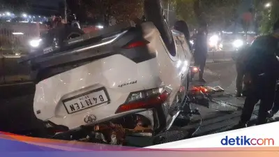 Kecelakaan Tunggal di Depan Lapas Cipinang, Mobil Putih Terbalik di Jatinegara