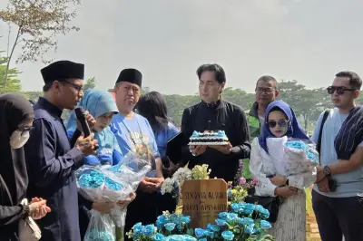 Keluarga dan Penggemar Rayakan Ulang Tahun Vidi Aldiano di TPU Tanah Kusir