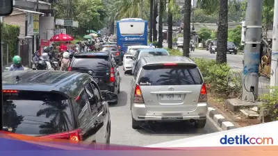 Kemacetan Parah Landa Jalan Menuju Ragunan di H+2 Lebaran, Antrean Kendaraan Mengular