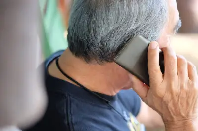 Kisah Haru di Kedai Malaysia: Pesan Suara Istri yang Viral Mengingatkan Suami Makan