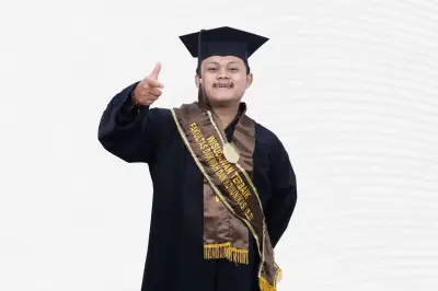 Kisah Kenzo, Biayai Kuliah S1 dan S2 dari Ojek Online hingga Jadi Wisudawan Terbaik
