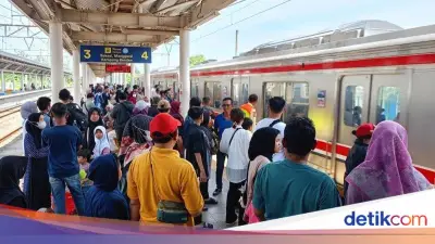 KRL Dipadati Penumpang Saat Libur Lebaran, Warga Pilih Silaturahmi dan Jalan-jalan