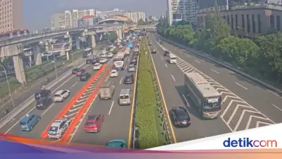 Lalu Lintas Tol Dalam Kota Padat di Senin Pertama Pasca Libur Lebaran